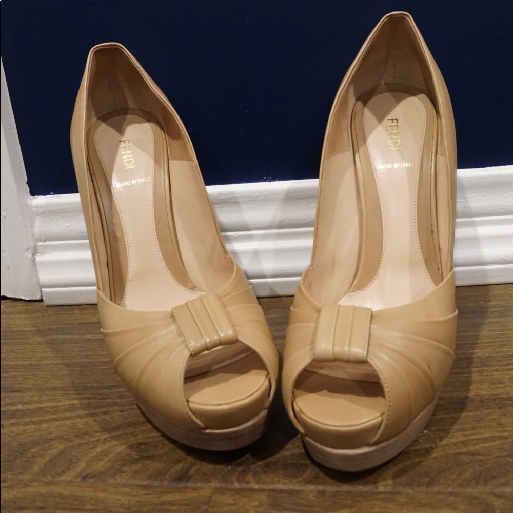 🌺🥀🌼💐HOST PICK! 🌸🌹🌷🌻♥️Fendi ruched leather heels 40 spuntata Napa nude